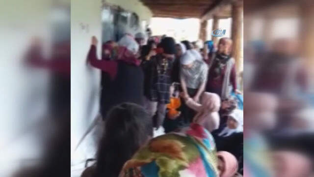 Vatandaşların Ağırlığına Dayanamayan Ahşap Balkon Çöktü