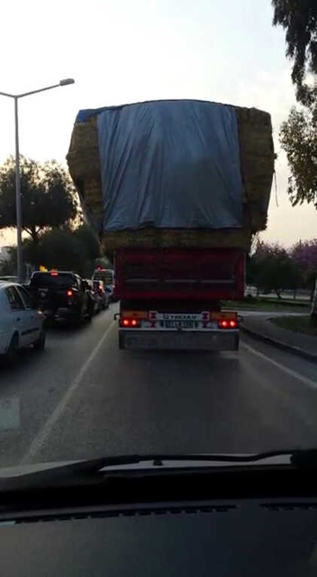Aşırı Yük Taşıyan Kamyonlar Tehlike Saçtı! O Anlar Kameraya Kaydedildi