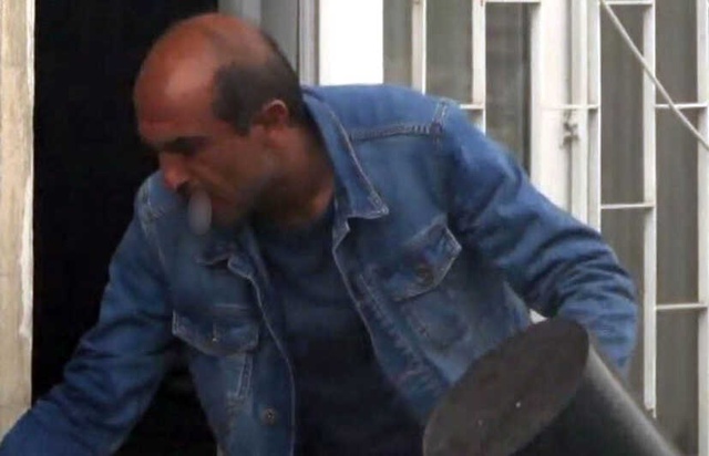 Yaşlı Kadının Evinde Çıkan Yangını Ağzında Sigara ile Söndürmeye Çalıştı