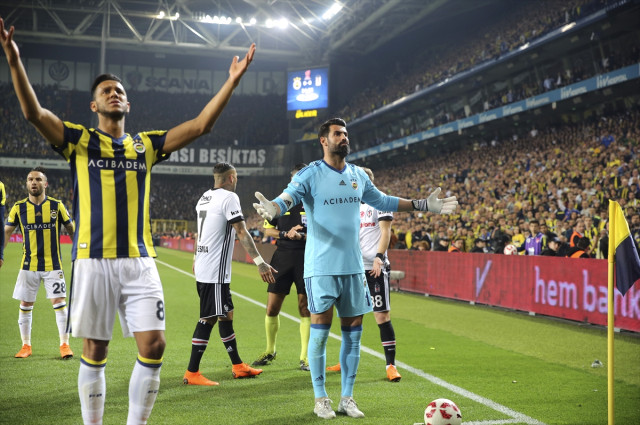 Fenerbahçe-Beşiktaş Derbisi Çıkan Olaylar Nedeniyle Tatil Edildi! İşte Yaşanan Tüm Gelişmeler