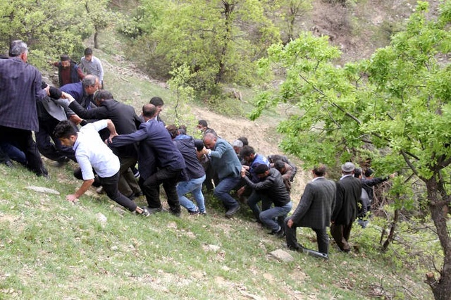Kamyonet Şarampole Yuvarlandı, Vatandaşlar Ölü ve Yaralıları El Ele Tutuşup Çıkardı