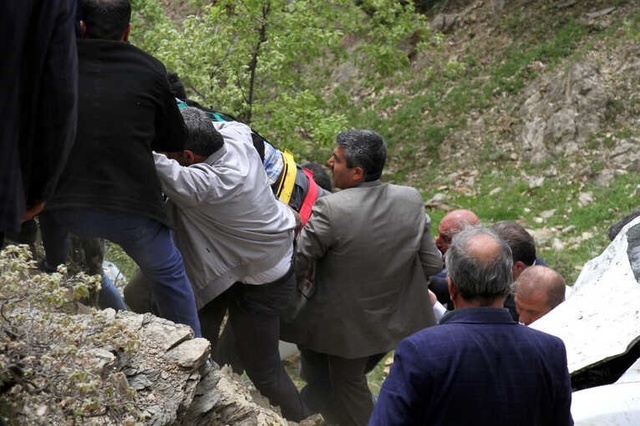 Kamyonet Şarampole Yuvarlandı, Vatandaşlar Ölü ve Yaralıları El Ele Tutuşup Çıkardı