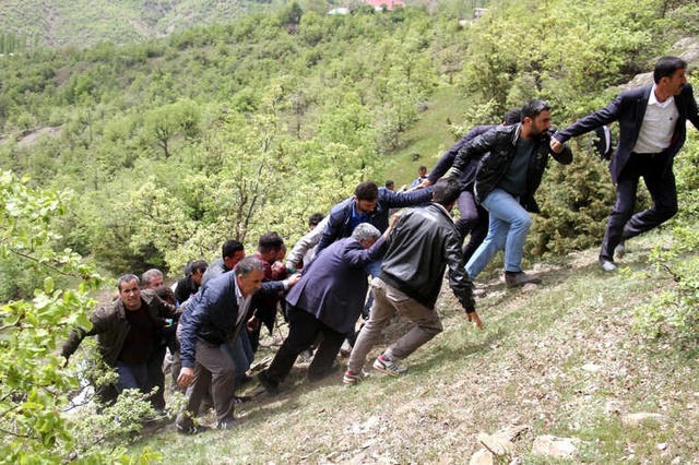 Kamyonet Şarampole Yuvarlandı, Vatandaşlar Ölü ve Yaralıları El Ele Tutuşup Çıkardı