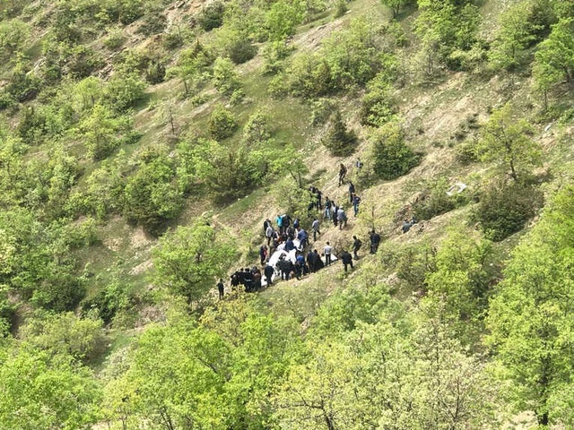 Kamyonet Şarampole Yuvarlandı, Vatandaşlar Ölü ve Yaralıları El Ele Tutuşup Çıkardı