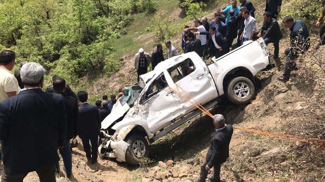Kamyonet Şarampole Yuvarlandı, Vatandaşlar Ölü ve Yaralıları El Ele Tutuşup Çıkardı