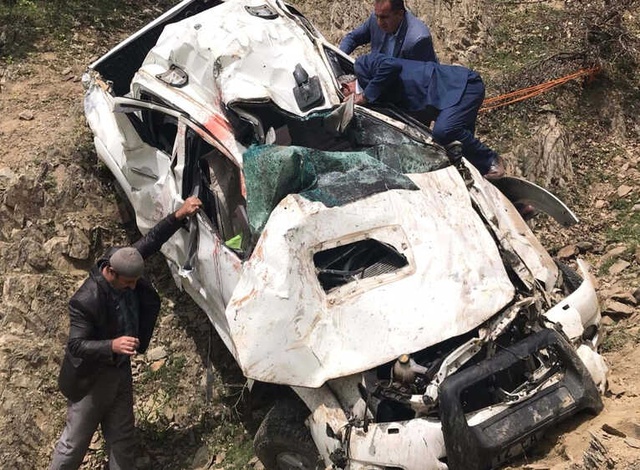 Kamyonet Şarampole Yuvarlandı, Vatandaşlar Ölü ve Yaralıları El Ele Tutuşup Çıkardı