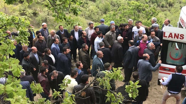 Kamyonet Şarampole Yuvarlandı, Vatandaşlar Ölü ve Yaralıları El Ele Tutuşup Çıkardı