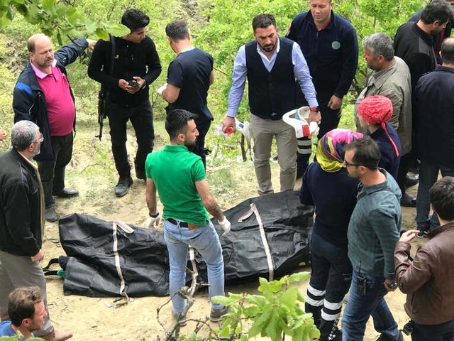 Kamyonet Şarampole Yuvarlandı, Vatandaşlar Ölü ve Yaralıları El Ele Tutuşup Çıkardı