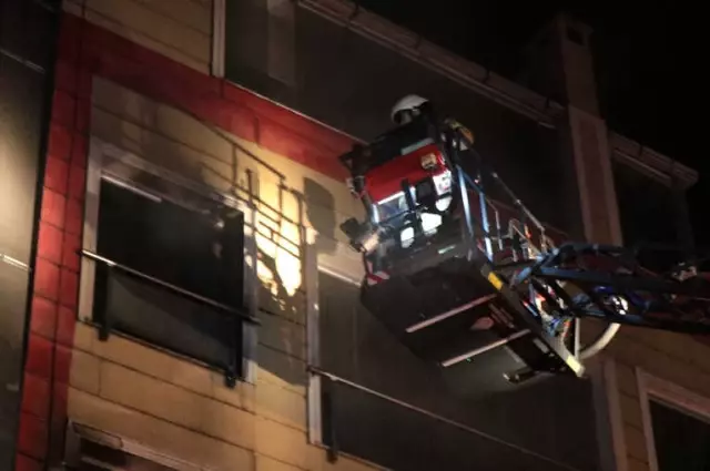 Kartal'da Kitapevinde Çıkan Yangın Binayı Sardı: 3 Yaralı