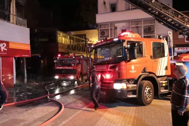 Kartal'da Kitapevinde Çıkan Yangın Binayı Sardı: 3 Yaralı