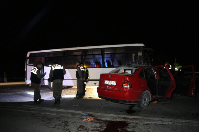 Taziye Dönüşü Feci Kaza! Servis Otobüsü, Otomobili 25 Metre Sürükledi: 3 Ölü, 9 Yaralı