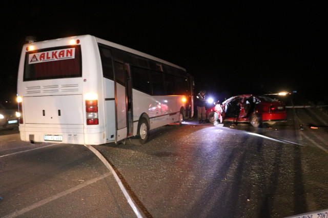 Taziye Dönüşü Feci Kaza! Servis Otobüsü, Otomobili 25 Metre Sürükledi: 3 Ölü, 9 Yaralı