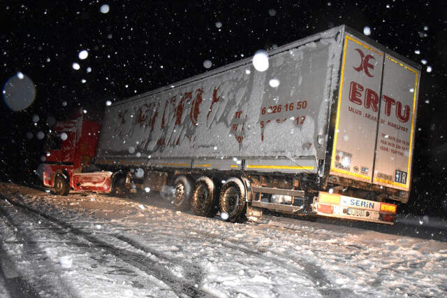 Baharda Yağan Kar, Sürücülere Zor Anlar Yaşattı