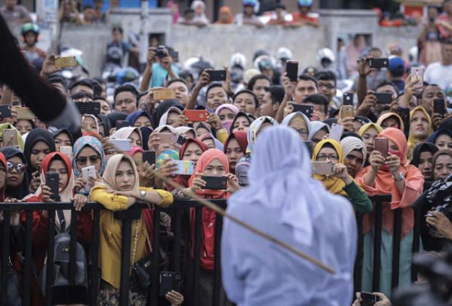 Endonezya'da Kırbaç Cezası Alan Kadının Fotoğrafını Çekmek İçin İzdiham Yaşandı