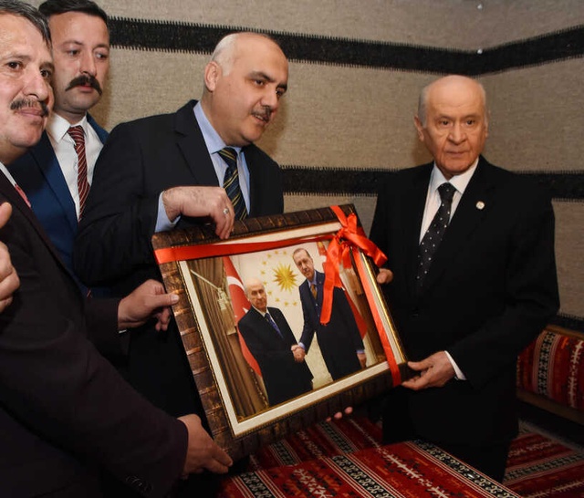 Ülkücü Şehitler Anıtı'nı Ziyaret Eden Bahçeli'ye, Erdoğan ile Çekilen Fotoğrafı Hediye Edildi