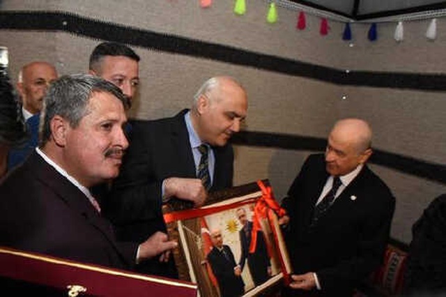 Ülkücü Şehitler Anıtı'nı Ziyaret Eden Bahçeli'ye, Erdoğan ile Çekilen Fotoğrafı Hediye Edildi