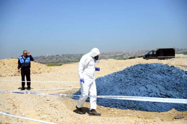 Büyükçekmece'de Göl Havzası Kenarına Bir Kamyon Dolusu Kimyasal Atık Döküldü Büyükçekmece'de İstanbullu'nun İçtiği Su Havzasına Bir Kamyon Dolusu Kimyasal Atık Döküldü