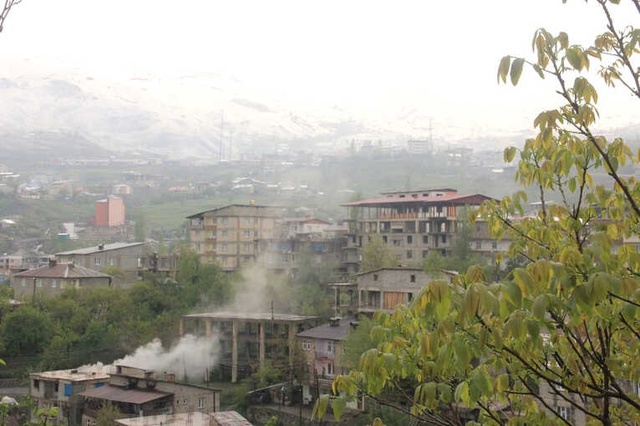 Hakkari'de Nisan Ayında Kar Sürprizi! Dağlar Beyaza Büründü