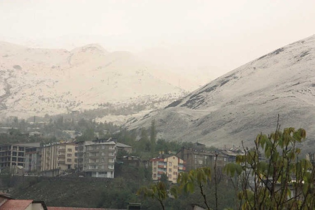 Hakkari'de Nisan Ayında Kar Sürprizi! Dağlar Beyaza Büründü