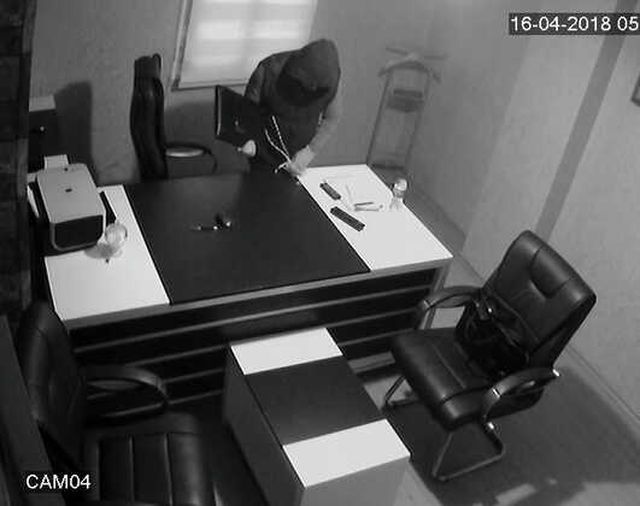 Pişkin Hırsız, İş Yerini Soyduktan Sonra Ayakkabısını Çıkartıp Dinlendi