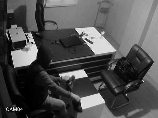 Pişkin Hırsız, İş Yerini Soyduktan Sonra Ayakkabısını Çıkartıp Dinlendi