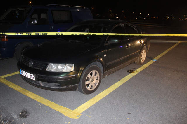 Park Halindeki Otomobilde Silahlı Kavga: 1 Ölü, 2 Ağır Yaralı Park Halindeki Otomobilde Silahlı Kavga: 1 Ölü, 2 Ağır Yaralı