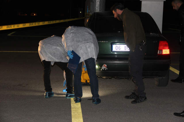 Park Halindeki Otomobilde Silahlı Kavga: 1 Ölü, 2 Ağır Yaralı Park Halindeki Otomobilde Silahlı Kavga: 1 Ölü, 2 Ağır Yaralı