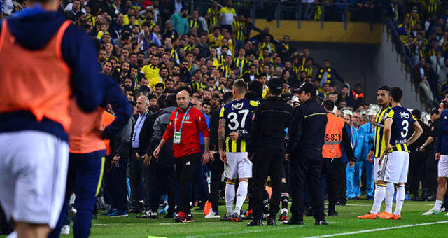 Şenol Güneş'ten Olaylı Derbi Yorumu: Bir Canımız Var, Gerekirse Onu da Veririz Şenol Güneş'ten Olaylı Derbi Yorumu: Bir Canımız Var, Gerekirse Onu da Veririz
