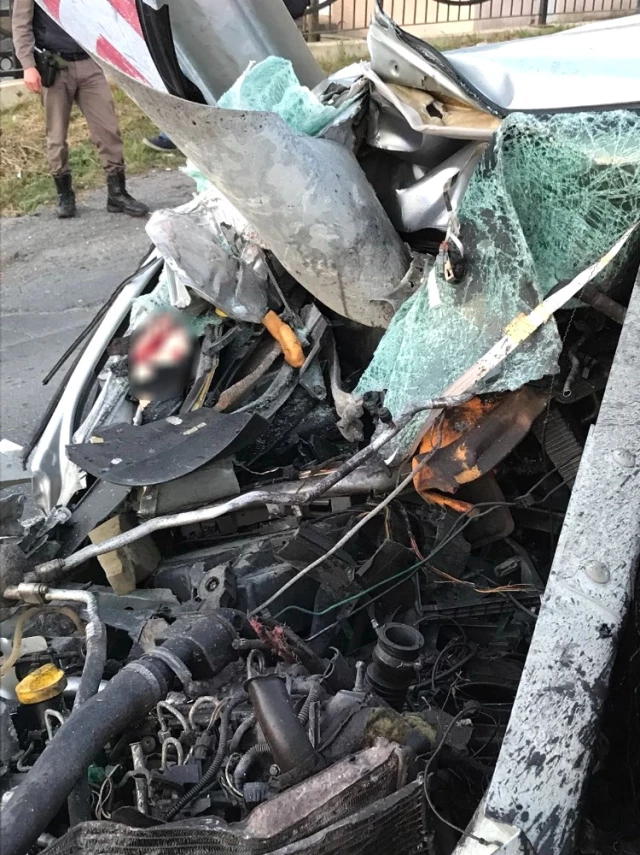 Silivri'de Feci Kaza! Otomobil Bariyerlere Saplandı, Cansız Bedeni Araçta Sıkıştı