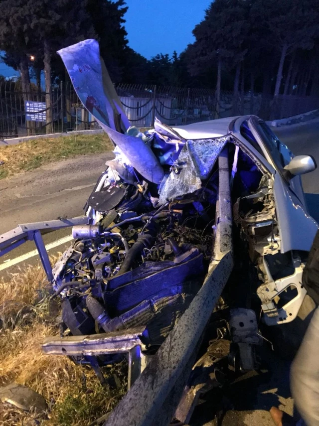 Silivri'de Feci Kaza! Otomobil Bariyerlere Saplandı, Cansız Bedeni Araçta Sıkıştı