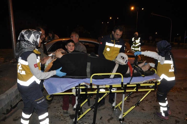 9 Yaşındaki Çocuk Yaralanan Annesinin Elini Bir An Olsun Bırakmadı