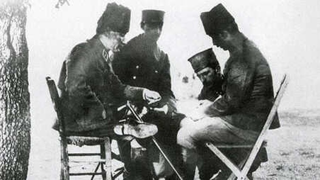 Atatürk'ün Ünlü Fotoğrafı İki İl Arasında Tartışma Konusu Oldu