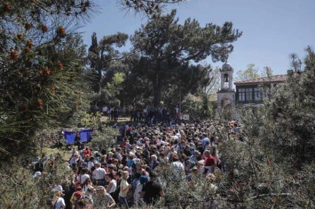 Binlerce Kişi Aya Yorgi'ye Tırmandı! İpleri Koparmadan Götürenlerin Dileği Kabul Oluyor