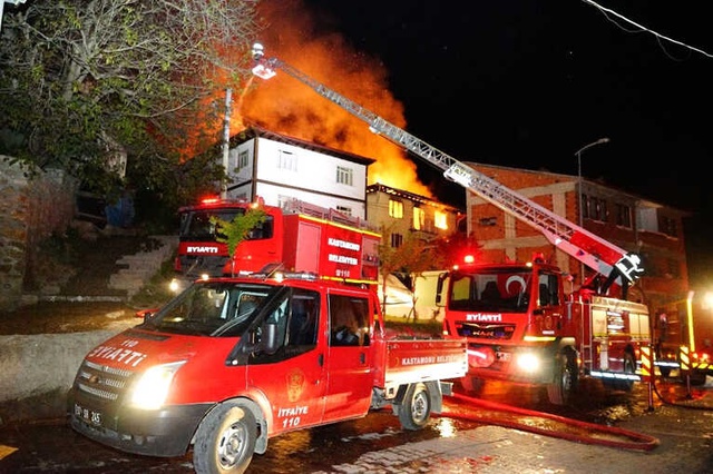 Doğalgaz Patlaması Sonucu Çıkan Yangında 7 Ev Kullanılamaz Hale Geldi