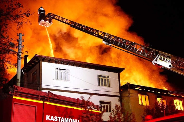 Doğalgaz Patlaması Sonucu Çıkan Yangında 7 Ev Kullanılamaz Hale Geldi