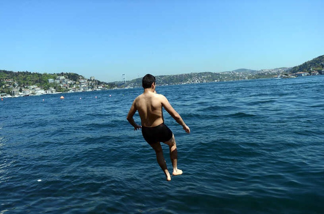 İstanbul 26,3 Dereyi Gördü! Sahiller Dolup Taştı, Gençler Denize Atladı!