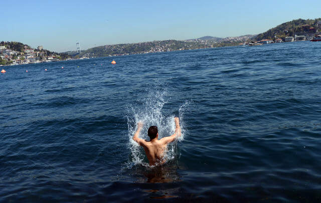 İstanbul 26,3 Dereyi Görünce Sahiller Dolup Taştı! Gençler Denize Atladı İstanbul 26,3 Dereyi Gördü! Sahiller Dolup Taştı, Gençler Denize Atladı!