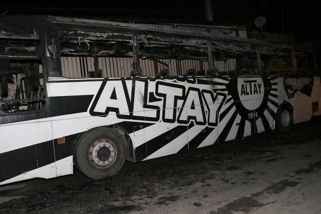 İzmir'de Altay'ın Takım Otobüsü Yandı