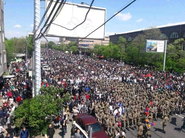Ermenistan'da Sıcak Saatler! Askeri Üniformalı Protestocular Sokağa Çıktı