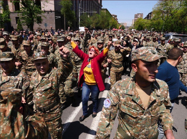 Ermenistan'da Sıcak Saatler! Askeri Üniformalı Protestocular Sokağa Çıktı