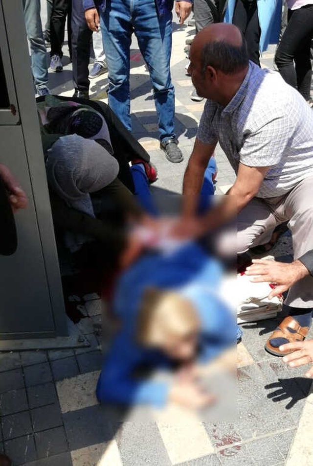 Cani Koca, Adliye Çıkışında Eşini Bıçakladı