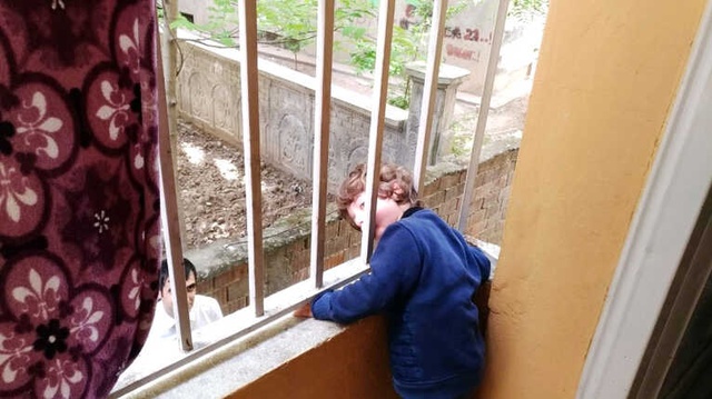 Kafası Parmaklıklara Sıkışan Talihsiz Çocuğu İtfaiye Kurtardı