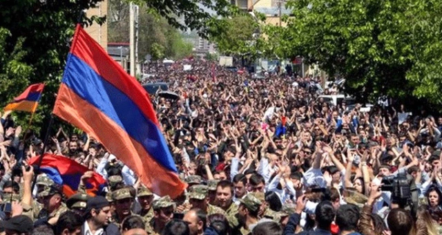 Sarkisyan İstifa Etti, Sokağa Dökülen Halk Dans Ederek Kutladı
