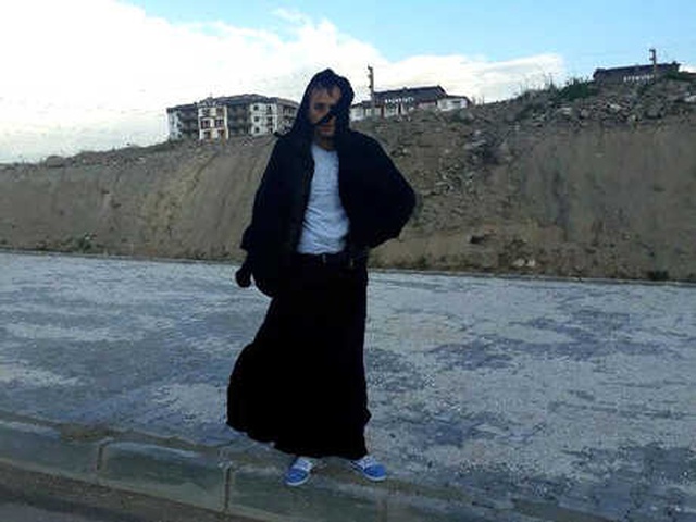 Boşandığı Karısına Nafaka Ödemedi, Kara Çarşaf Giyip Polisten Kaçarken Yakalandı