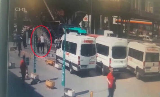 Herkesin Ortasında Kadını Döverek Götürdü, Kimse Umursamadı! O Anlar Kamerada