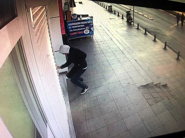 Sevdiği Kızın İş yerinin Camına İsmini Yazdı, Silen Esnafın Kafasını Kırdı