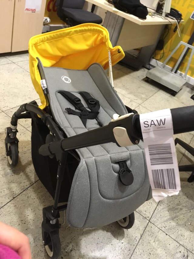 Pegasus'tan Büyük Ayıp! Bebek Arabasını Kırdıkları Kadın Yolcuya Yardımcı Bile Olmadılar