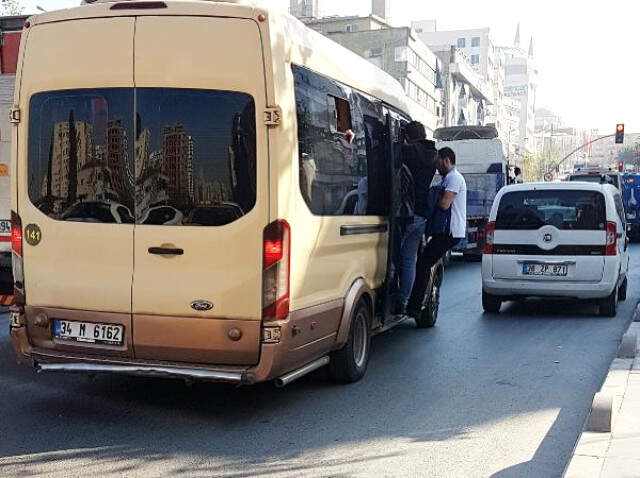 Tıka Basa Dolu Minibüsten Sarkarak Yolculuk Ettiler! Tehlikeli Anlar Kamerada Tıka Basa Dolu Minibüsten Sarkarak Yolculuk Ettiler! Tehlikeli Anlar Kamerada