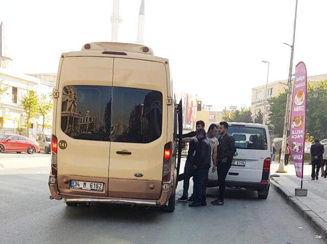 Tıka Basa Dolu Minibüsten Sarkarak Yolculuk Ettiler! Tehlikeli Anlar Kamerada Tıka Basa Dolu Minibüsten Sarkarak Yolculuk Ettiler! Tehlikeli Anlar Kamerada