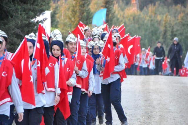 Çanakkale Zaferi'nin 103. Yılında, 10 Bin Kişi ile 57. Alay'a Vefa Yürüyüşü